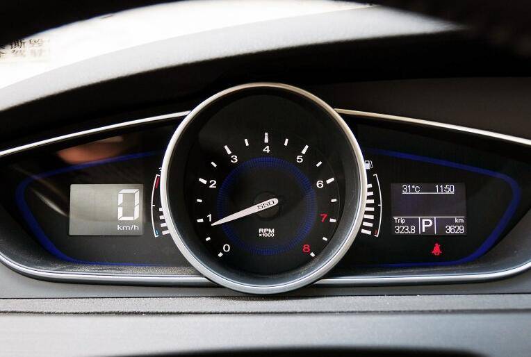 轴距2.7米,超朗逸的国产家轿,搭载1.8T+6DCT,不足10万