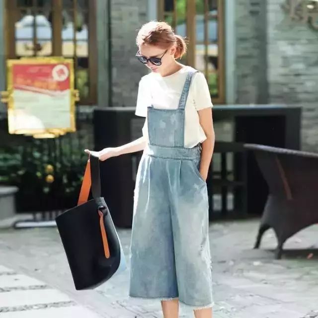 白T和牛仔加白鞋,白蓝白的极简搭配,简单大气