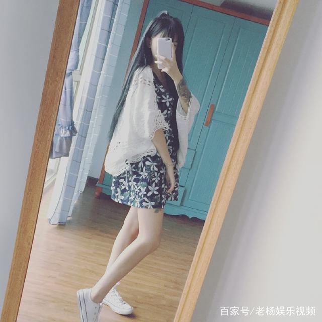 杨清柠拍照爱秀美腿, 网友: 最后一张暴露了她腿的真实长度!