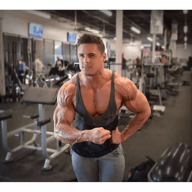 小伙被甩后整日与铁为伴〈肌肉〉, 用三年时间铸就钢铁之躯〖整日〗!