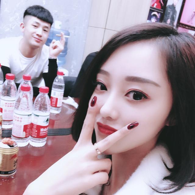 快手女主播素颜照露出,真实身份引起网友猜测