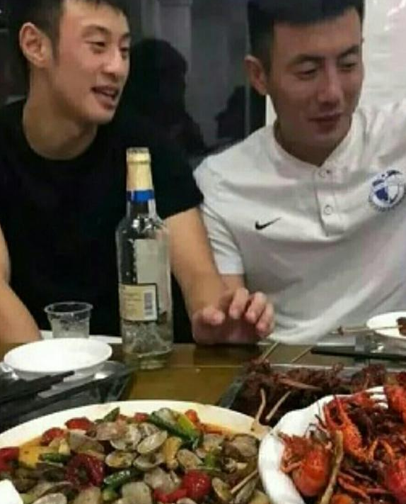 记者曝恒大队长郑智不抽烟喝酒只喝白开水,不吃夜宵不