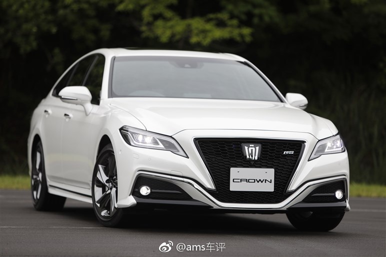 日前，丰田公布了新一代皇冠的官图，从图片来看，新车造型更加犀利