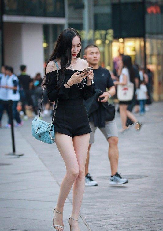 街拍美女: 女人逛街都喜欢穿裙子搭配丝袜和高跟鞋