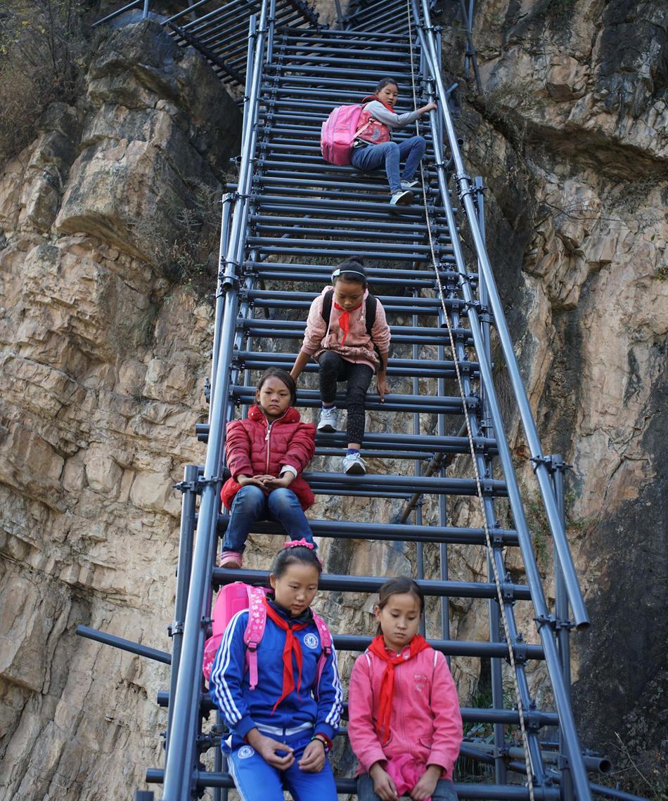 四川大凉山“悬崖村”藤梯变铁梯, 悬空800米不是刺激 是必须