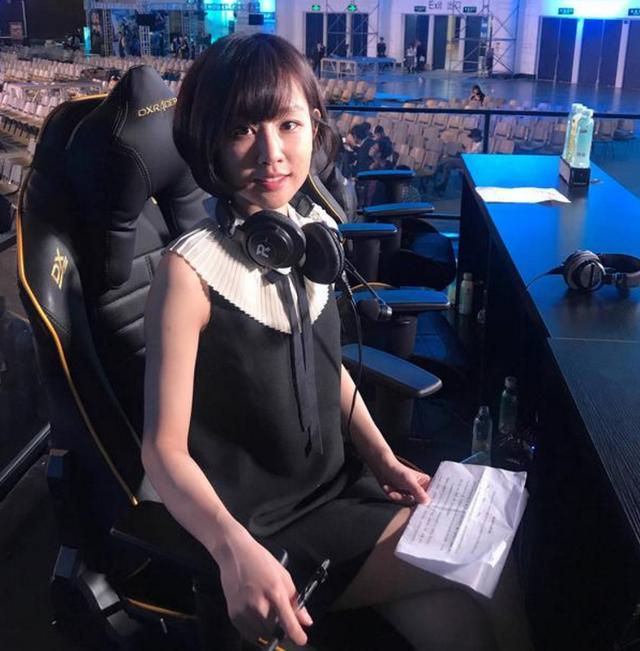 绝地求生: 网友不认真看比赛, 想着用8倍镜看漂亮女解说的大白腿