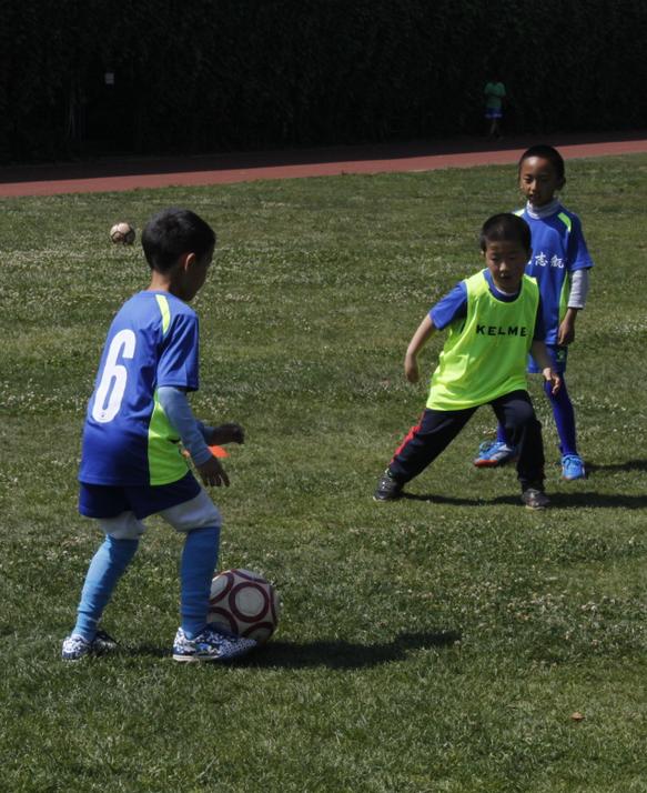 昆明少儿足球训练日志(三)练习二过一配合使之