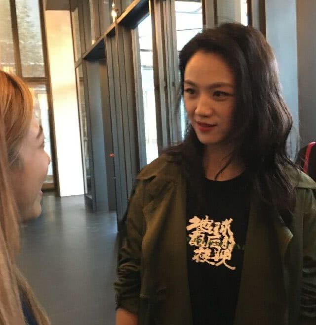 39岁汤唯近照，未修图显露真实颜值，皱纹明显，网友：牙龈太丑