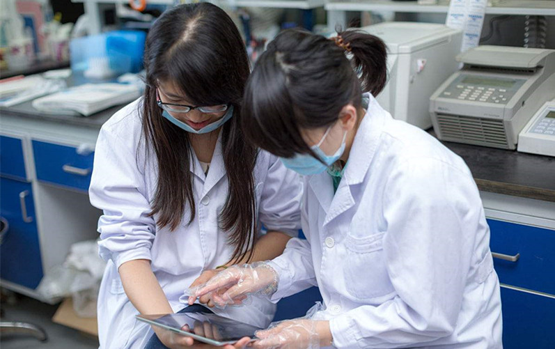 (实验室的医学生图片来源视觉中国)