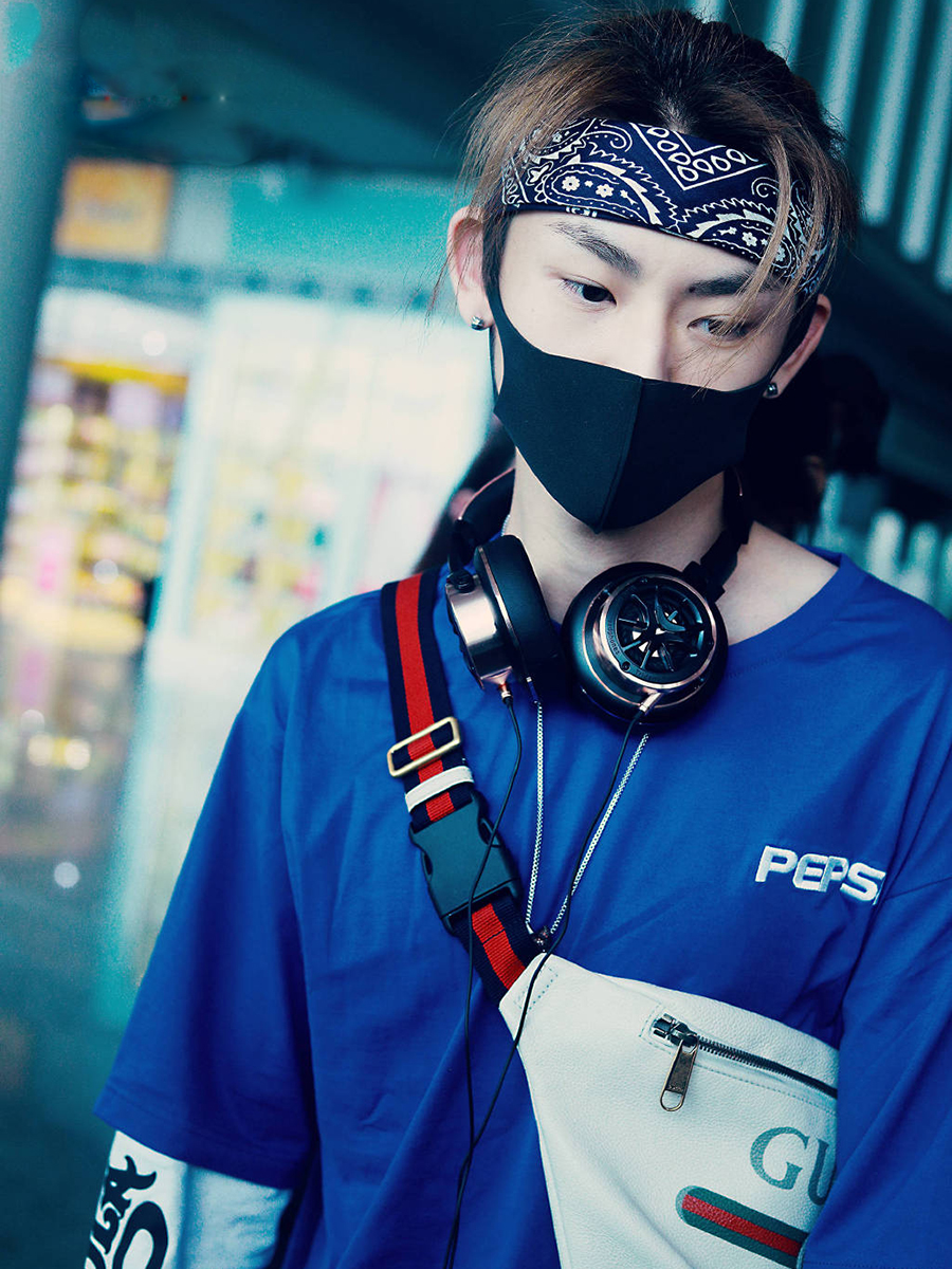 小鬼王琳凯穿一身蓝,丝巾包头上更帅气,网友:扎