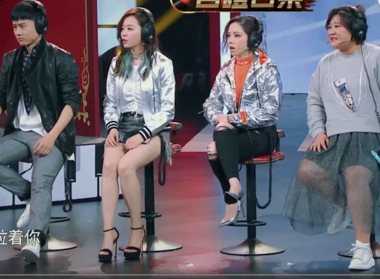 浙江卫视的凳子真高,邓紫棋坐上脚不能落地,是腿短还是凳子高?