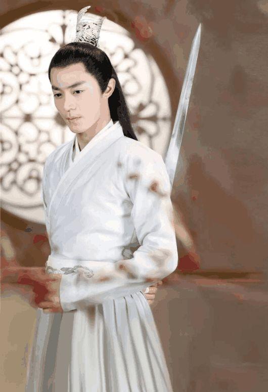 男星白衣古装扮相,霍建华仙气,胡歌贵气,而他的最经典