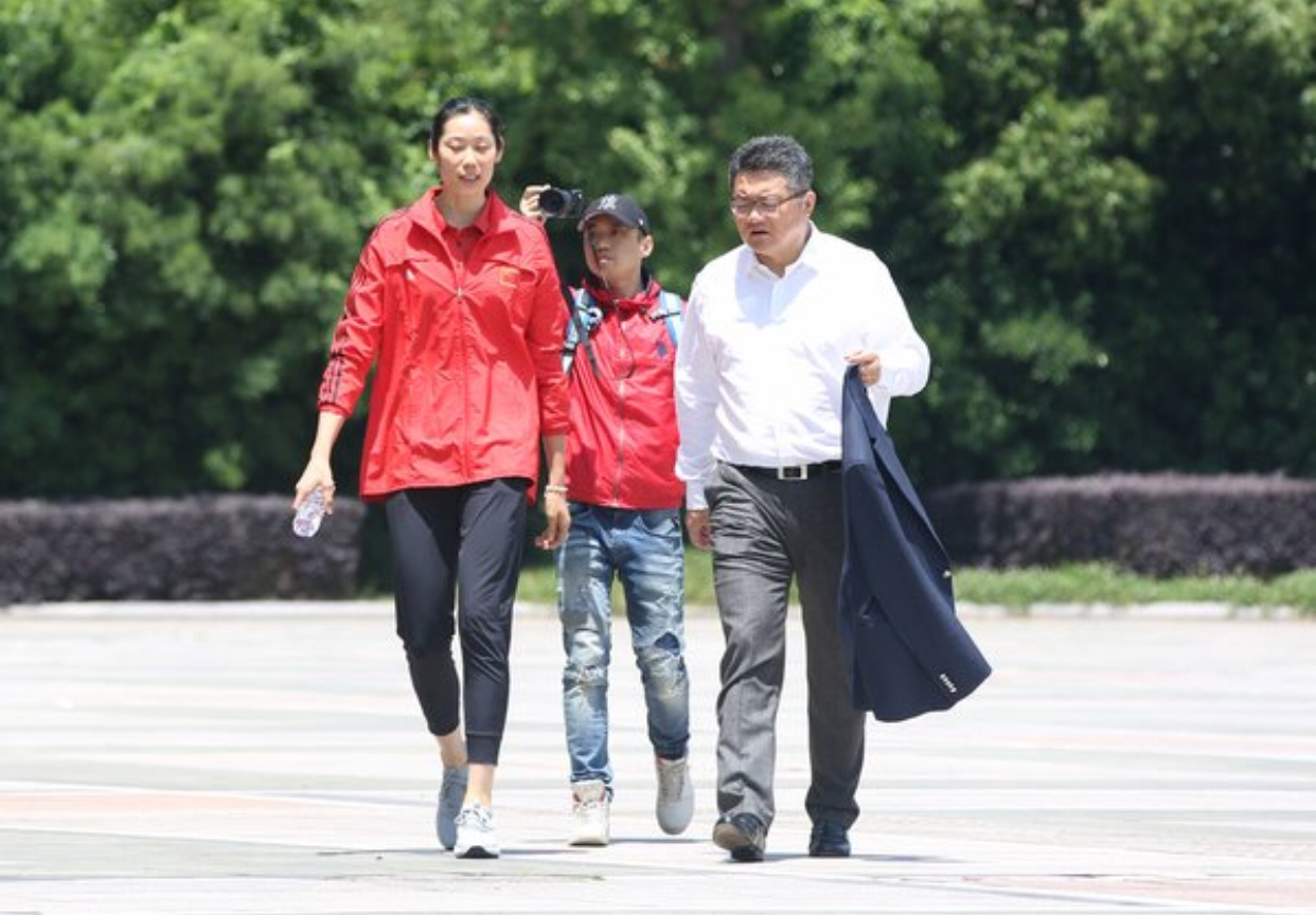 中国女排队长朱婷归队,接受当地媒体采访 公众号