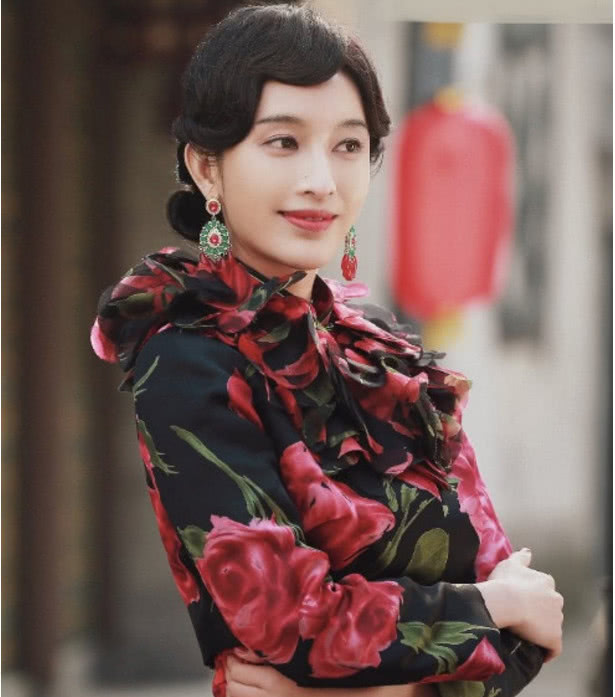 张俪穿搭旗袍出镜的她简直太美了,盘着复古发型配着精致的妆容
