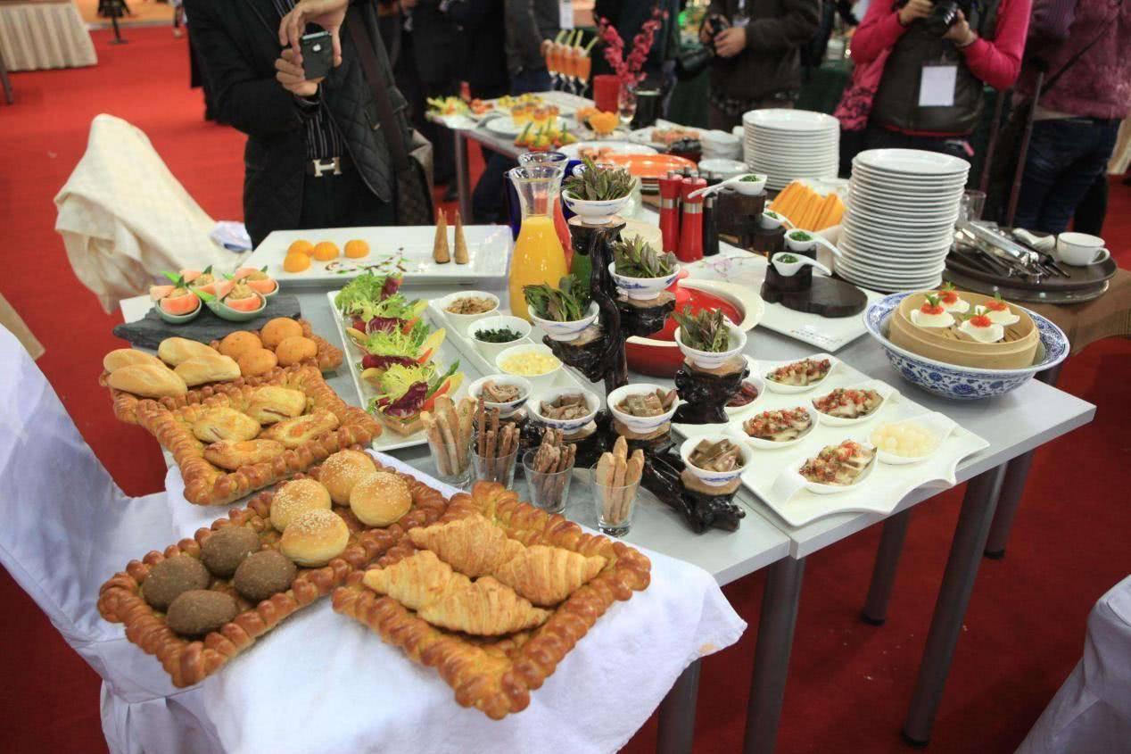 红火10年的自助餐厅被吃垮, 老板曝出真实原因, 网友直呼: 太缺德