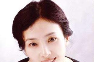 出身干部家庭, 初婚因高攀失败后赴美国搭富