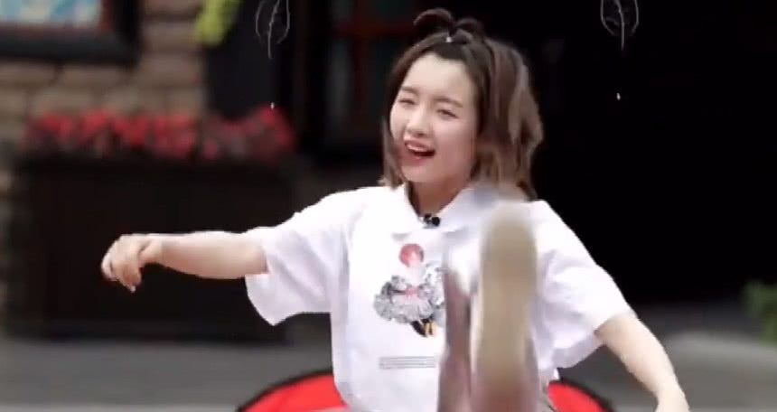 李浩菲裤子滑落,所有男生围上去的那一刻,杨