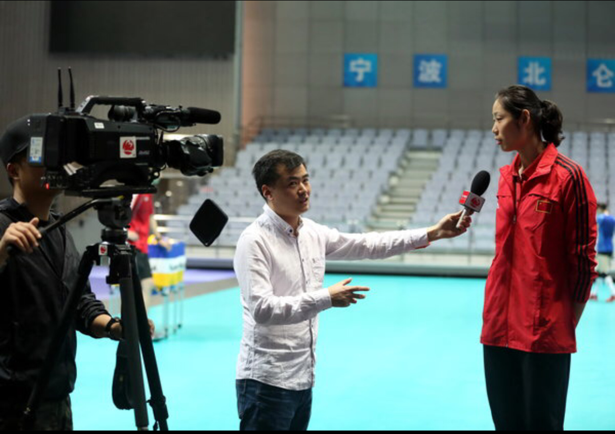 中国女排队长朱婷归队,接受当地媒体采访 公众号