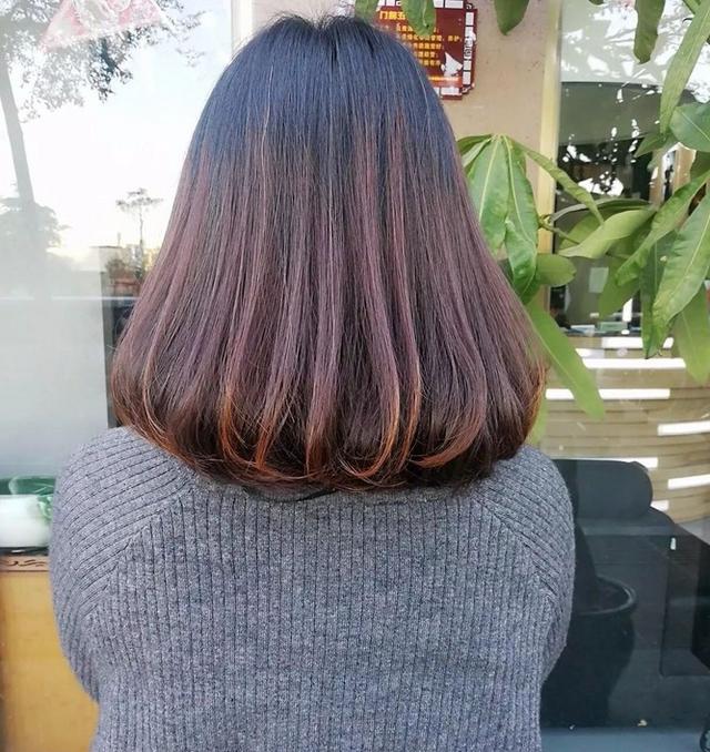 说到v上边"扣扣烫"烫发,上边看起来特别的简单别致,发底沟起短发a上边当红发型主播图片