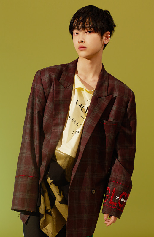 周震南时尚写真大片曝光 潮音少年萌酷反差十足