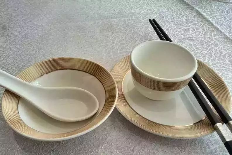 出门吃饭"开水烫碗"能杀菌?错了!这才是正确消毒方法