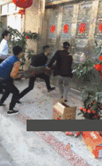 爆笑gif图:让你别过来,你不听?你以为比我胖,车就不会