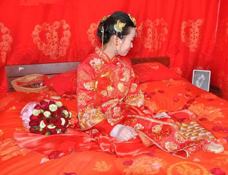 新婚夜俺身体发烧,婆婆却示意俺赶快圆房,第二天掀开被子,傻住