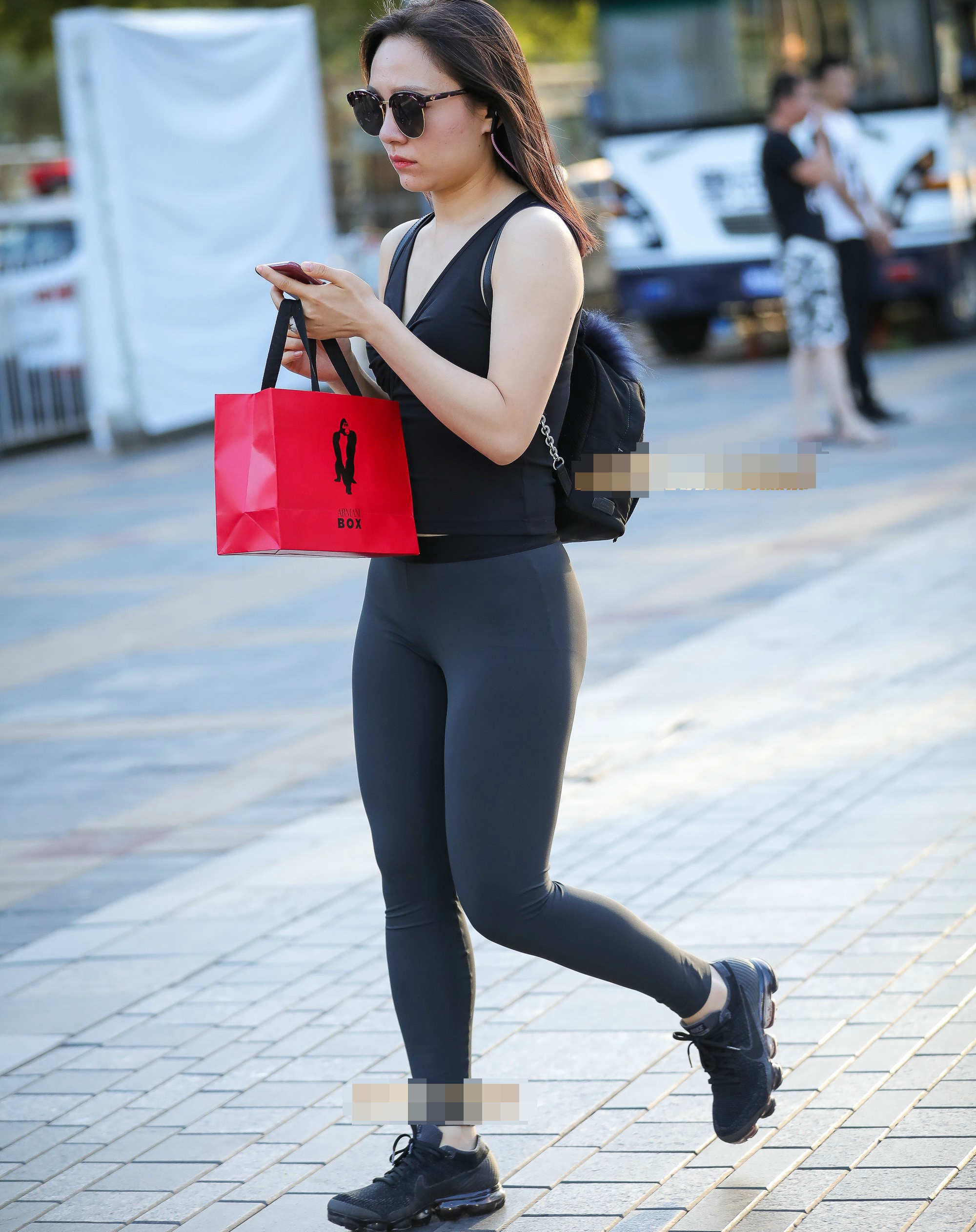 街拍:瑜伽紧身裤美女,身材紧绷,臀线圆润