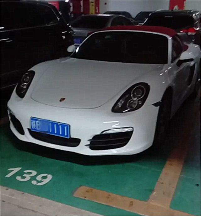 江西一车库偶遇白色保时捷718,车牌是