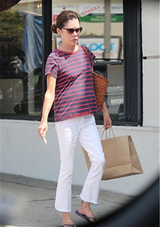 罗拉·弗琳·鲍儿现身街头,身穿条纹T恤+