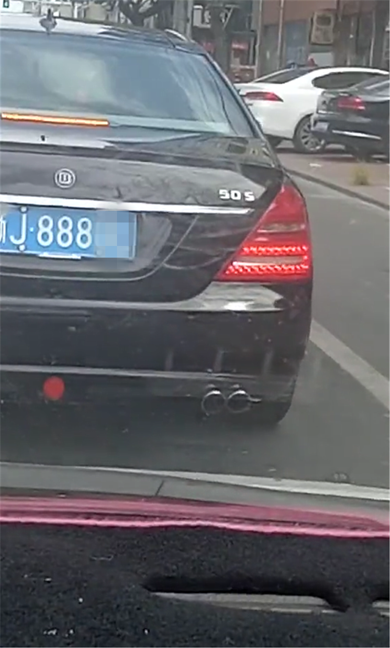 235万奔驰现台州,车牌三连号888,但车标却是一个
