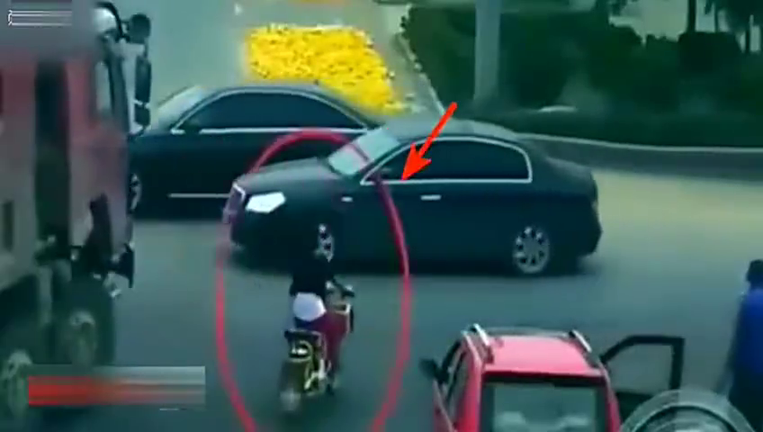 大家骑电动车时为何要远离大货车，监控视频给了我们深深的教训