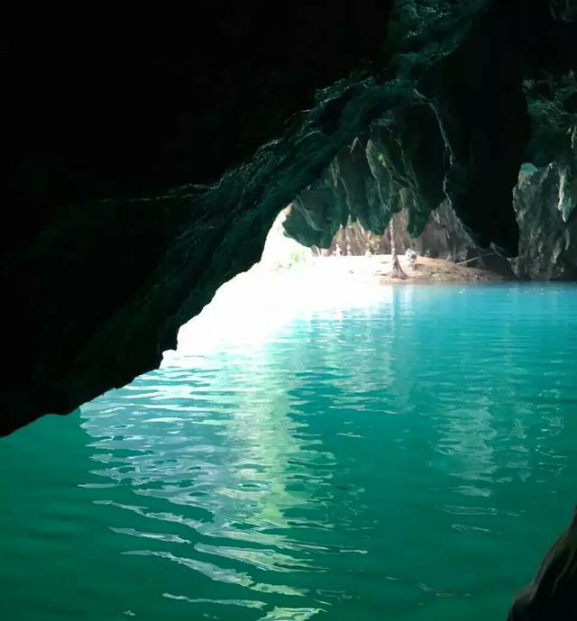 而穿越黑漆漆的山洞后,迎面而来的是另一番“别有洞天”的景致