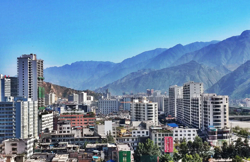 甘肃一座城市位于秦巴山区,黄土高原,青藏高原的交汇区域