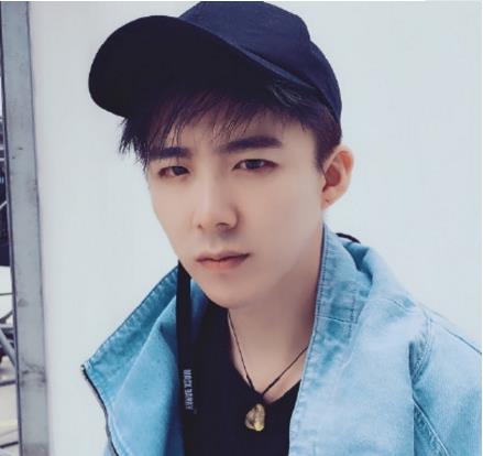 穿着白衬衣的费启鸣、刘宇宁还有王北车,你最