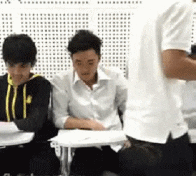 搞笑gif图:哥们,吃饭的时候不要再看手机了