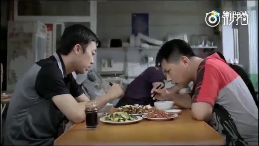 小伙吃饭发现菜里有虫子,厨师大鹏果断机智处理掉!