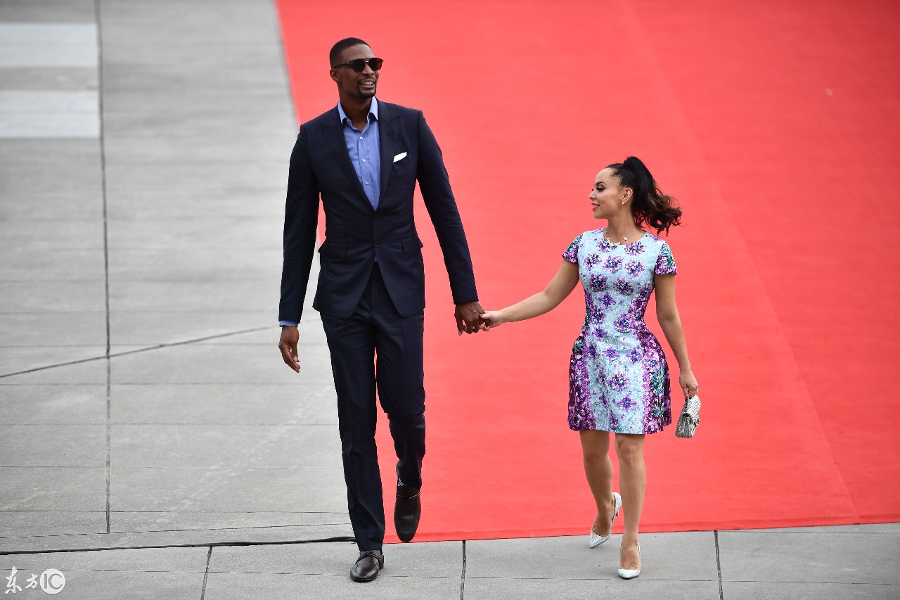 nba巨星波什与妻子相差42厘米,出门像带娃