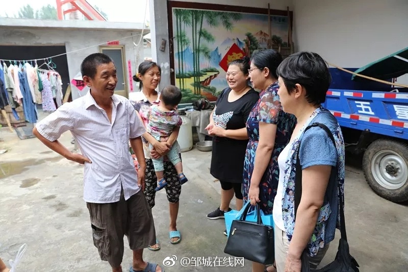 兖矿总医院电梯口那个急产娃,还记得吗?如今一