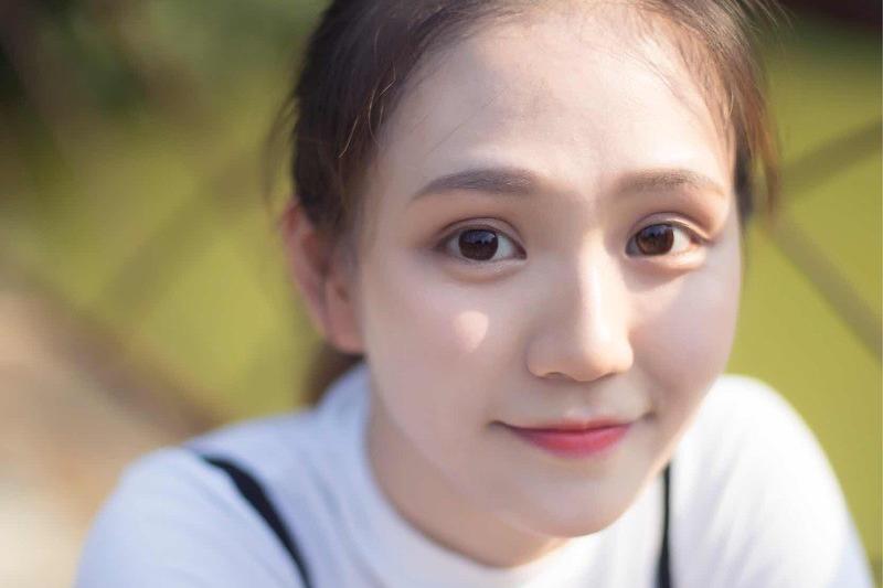 美图分享:漂亮五官淡妆美女,高清外拍照