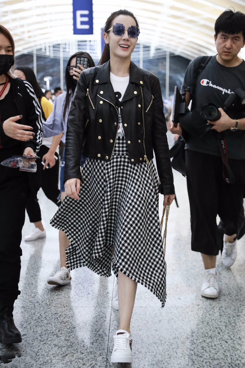 迪丽热巴穿黑色皮衣搭配灰色不规则半身裙现身