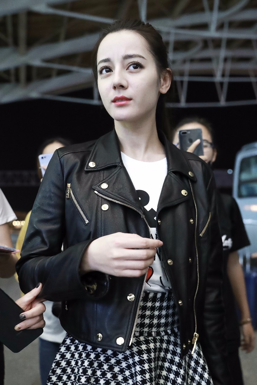 迪丽热巴穿黑色皮衣搭配灰色不规则半身裙现身