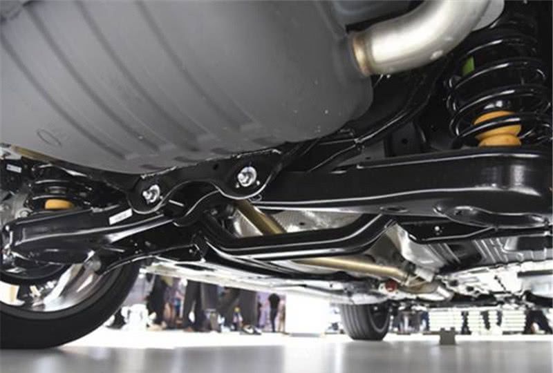 吉利和长城哪个好?打开领克01和VV7的底盘,车