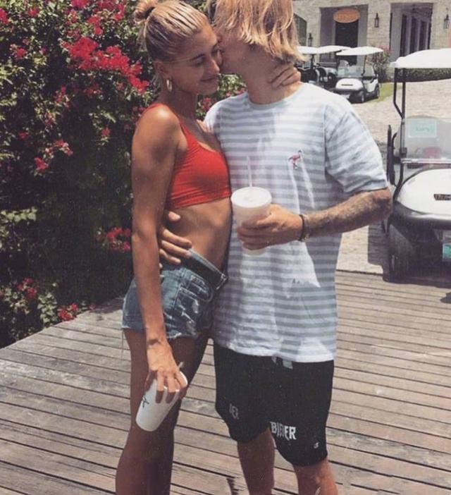 贾斯汀·比伯夫妇婚礼彩排,海莉穿白裙美翻,体贴为丈夫整理头发图片