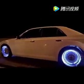 马路上的焦点 这台改装车轮圈会发光
