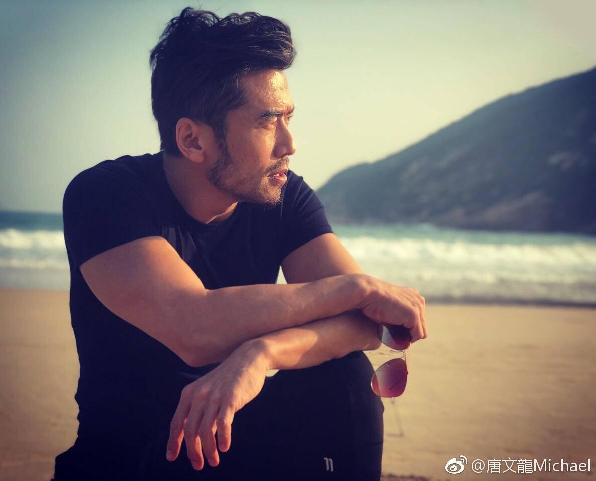 李小龙逝世45周年这一天，他赶到西雅图的墓地专程跪拜！