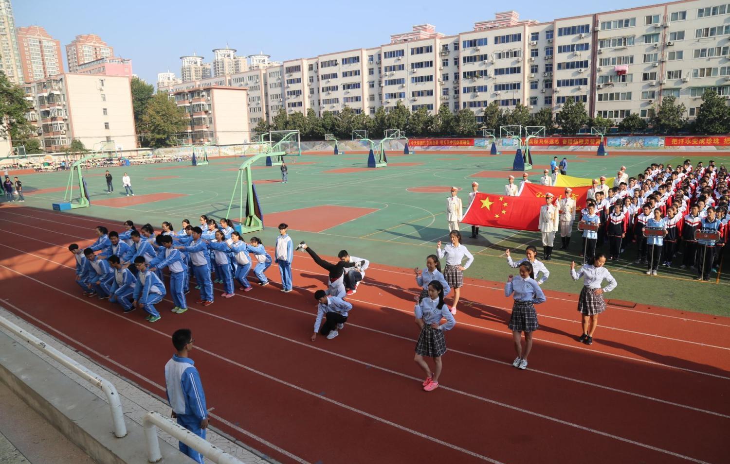 世界十所学校操场见闻, 印度女学生忙习武防身