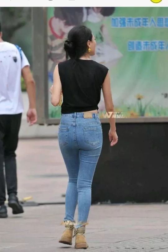 街拍美女:紧身牛仔美女,背影!