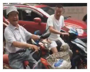 最近抖音的这个大爷火了,人老,歌难听,网友:但是