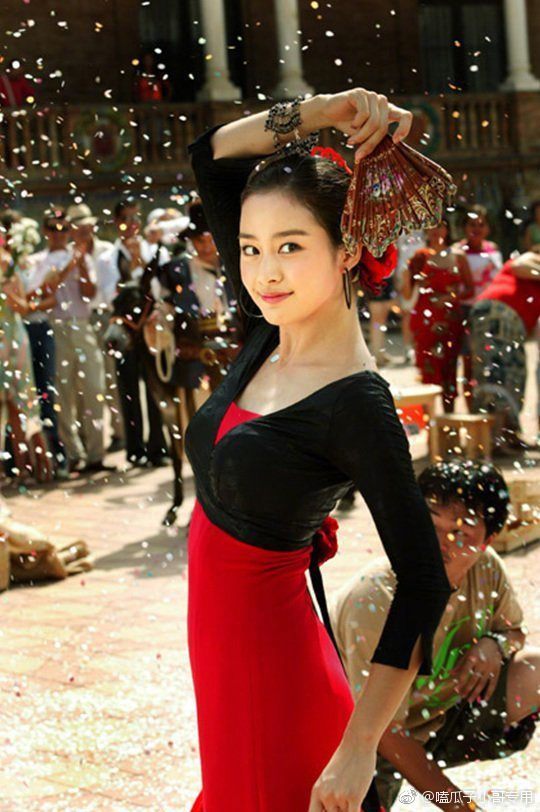 杨幂最近拍了一组扇子造型的杂志照